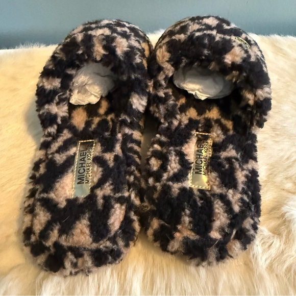 Michael Kors Alexis Closed Toe Faux Sherpa Slippers - Picture 5 of 9